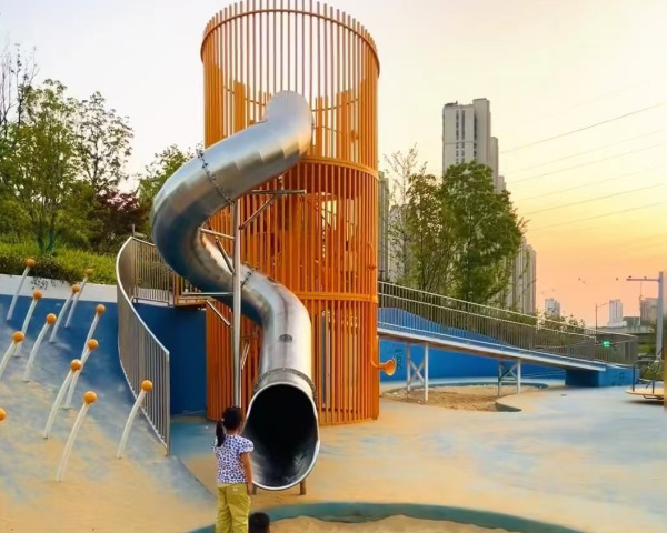 重庆南岸公园不锈钢滑梯