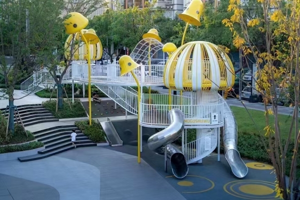 在设计过程中,如何确保儿童游乐设备的安全