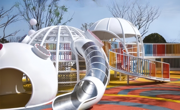 儿童游乐设备材料选择需以安全性为核心